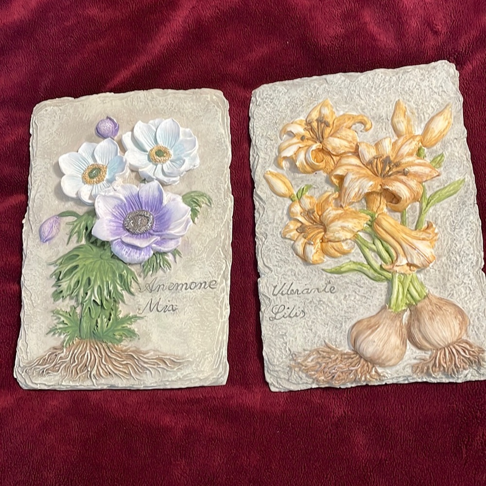 Set of 2 ceramic plaques, floral motif, pastel colors